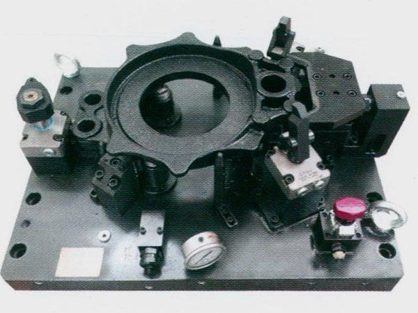 製動器(qi)底(di)闆(ban)液(ye)壓(ya)裌具